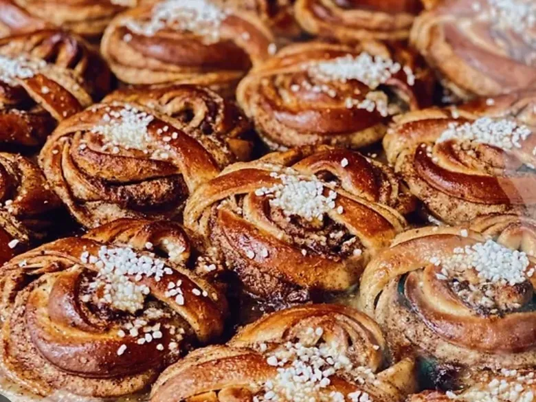 Freshly baked cinnamon buns for catering from Café Bullen