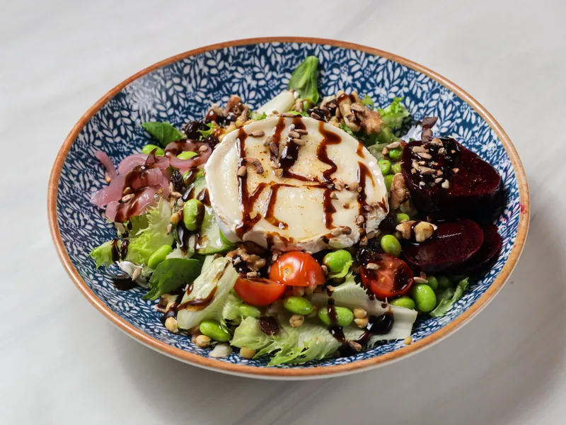 Goat cheese salad with beetroot, walnuts and honey
